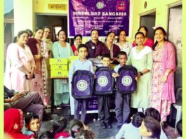 Welfare Work: जरुरतमंद बच्चों को जूते-बैग वितरण Sangaria News