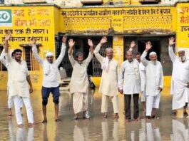 इस्सोपुर खुरगान सोसाइटी के कार्यालय में भरा पानी, प्रदर्शन Kairana News