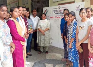 मतदान प्रतिशत बढ़ाने के लिए छात्राओं ने चलाया हस्ताक्षर अभियान Kharkhoda News