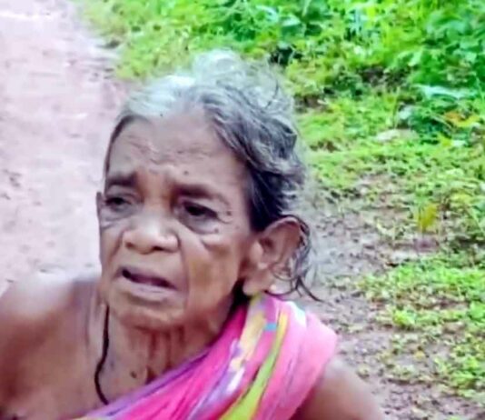 Viral Video: इतने किलोमीटर तक रेंगकर पेंशन लेने पहुंचीं बुजुर्ग महिला! Pension News