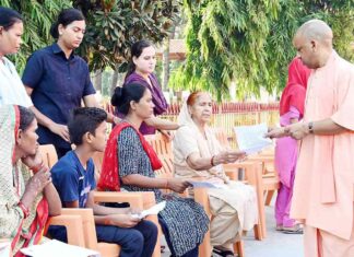 CM Yogi Adityanath: यूपी सीएम योगी की माँ की तबीयत बिगड़ी CM Yogi Adityanath