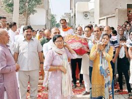 Paid Tribute: बेटियों ने दिया माँ की अर्थी को कंधा, लोगों ने दी श्रद्धांजलि Jaitsar News