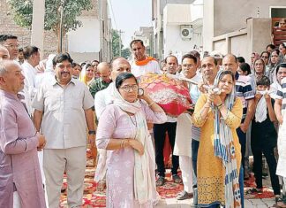 Paid Tribute: बेटियों ने दिया माँ की अर्थी को कंधा, लोगों ने दी श्रद्धांजलि Jaitsar News