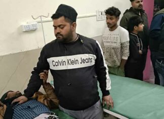 Kairana Road Accident: रेत से भरे डंफर की चपेट में आई स्कूटी, ससुर-दामाद गम्भीर Kairana