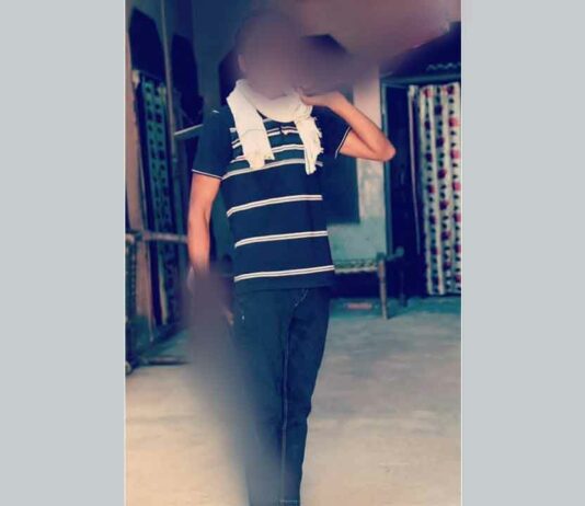 Photo Viral: दोनाली बंदूकों के साथ युवक का फोटो वायरल, तलाश शुरू Kairana News