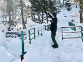 Kashmir Weather: कश्मीर में चारों तरफ बर्फ़ ही बर्फ़, देखें मनोरम तस्वीरें! Kashmir Weather