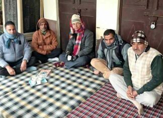 कड़ाके की ठंड व बारिश के बीच धरने पर डटे रहे लोग Hanumangarh News