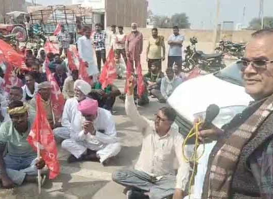 माकपा कार्यकर्ताओं ने भूमि विकास बैंक के समक्ष किया प्रदर्शन Hanumangarh News