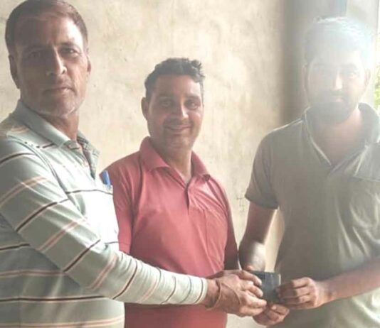 Honesty: नगदी से भरा पर्स लौटाकर दिखाई ईमानदारी Honesty