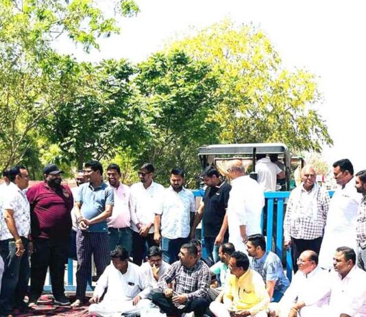 आढ़तियों ने कपास मंडी के गेट पर जड़ा ताला, दिया धरना Sirsa News