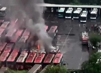 Mumbai Bus Dipot Fire: बस डिपो में लगी भीषण आग, दो बसें पूरी तरह जलकर खाक Mumbai Fire News