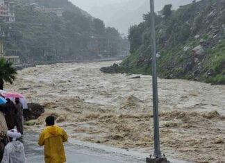 Pakistan Flood: पाकिस्तान में अचानक आई बाढ़ से हुई भीषण तबाही, 11 की मौत Pakistan News