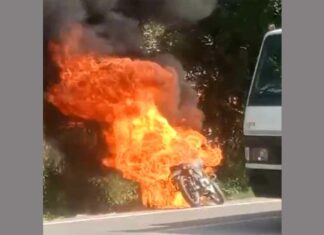 चलती मोटरसाइकिल में अचानक लगी आग, मोटरसाइकिल जलकर हुई खाक चालक ने कूदकर बचाई जान Bulandshahr News