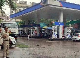 Fuel ban rules in Delhi: दिल्ली में पुराने वाहन वालों के लिए बुरी खबर! ये नया नियम हुआ लागू Fuel ban rules