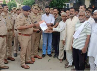 कैराना कोतवाली में हिन्दू संगठन का जमकर हंगामा-प्रदर्शन Kairana