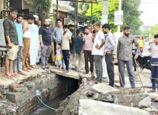 नाले की सफाई कराने पहुंचे ठेकेदार पर तोड़फोड़ का आरोप, हंगामा Kairana News