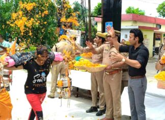कैराना में डीएम-एसपी ने शिवभक्तों पर की पुष्पवर्षा Kairana News
