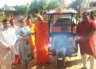 जिला परिषद ने संगमेश्वर महादेव मंदिर अरुणाय प्रशासन को क्षेत्र में स्वच्छता कायम रखने के लिए कचरा संग्रहण ई रिक्शा सौंपा Pehowa News