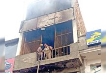 हिसार की ऑटो मार्केट में लगी भीषण आग पर डेरा सेवादारों के सहयोग से पाया काबू Hisar News