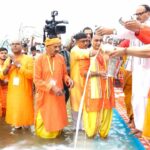 Chhath Puja: यूपी के सीएम योगी आदित्यनाथ ने छठ महापर्व पर अस्ताचलगामी सूर्य को अर्घ्य देकर की पूजा Lucknow News