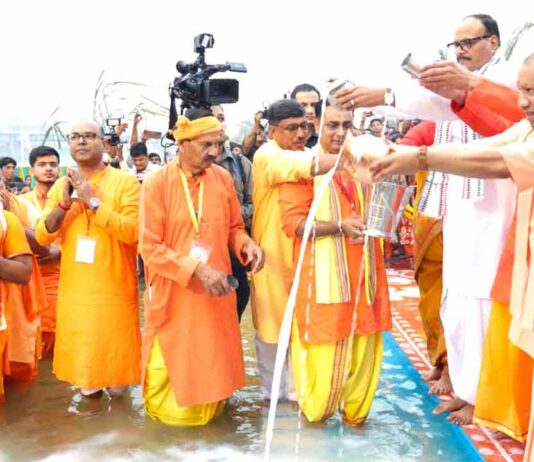 Chhath Puja: यूपी के सीएम योगी आदित्यनाथ ने छठ महापर्व पर अस्ताचलगामी सूर्य को अर्घ्य देकर की पूजा Lucknow News
