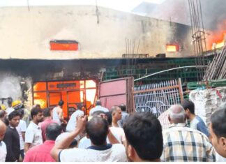 सिरसागंज में दुर्गा टेंट हाउस में भयंकर आग, पूरा गोदाम जलकर राख Sirsaganj