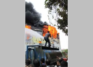 Fire: फैक्ट्री गोदाम में लगी भीषण आग, करोड़ों का नुकसान Tarawari News