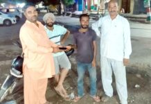 Honesty: डेरा प्रेमी ने गरीब प्रवासी मजदुर का गुम हुआ मोबाइल लौटाकर ईमानदारी की मिसाल पेश की Cheeka News