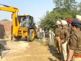 पंजाब पुलिस और मार्केट कमेटी की संयुक्त कार्रवाई, धनौला में कुख्यात तस्कर का अवैध निर्माण ढहा Dhanaula News
