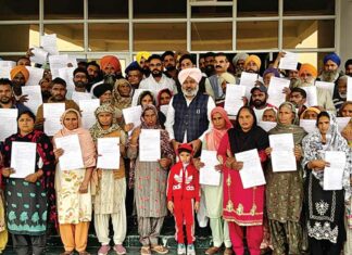 Awas Yojana: कैबिनेट मंत्री ने 70 जरूरतमंद परिवारों को सौंपे 1.75 करोड़ रु. के स्वीकृति पत्र Dirba News