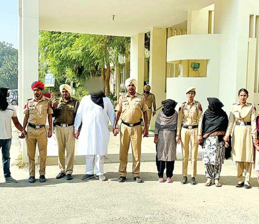 Blackmail Gang: ब्लैकमेल गिरोह का पर्दाफाश, तीन महिलाओं सहित छह गिरफ्तार Faridkot News