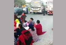 मंदिर गिराने से खफा लोगों ने रोड जाम कर बीच सड़क पर किया हनुमान चालीसा पाठ Gurugram News
