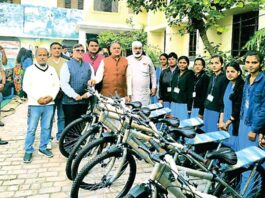 Hansi: साइकिल मिलने पर खिले हांसी की 89 बेटियों के चेहरे Hansi News