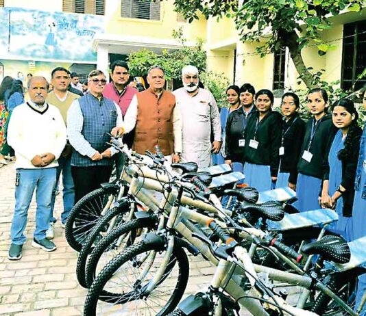 Hansi: साइकिल मिलने पर खिले हांसी की 89 बेटियों के चेहरे Hansi News