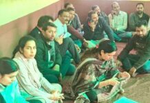 कैराना में कार्य बहिष्कार करके धरने पर बैठे लेखपाल, सौंपा ज्ञापन Kairana