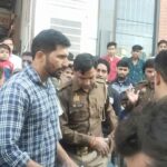 बाइक सवार पुलिसकर्मियों को पटाखा बुलेट से मारी टक्कर, गम्भीर Kairana