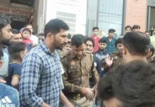 बाइक सवार पुलिसकर्मियों को पटाखा बुलेट से मारी टक्कर, गम्भीर Kairana