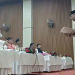 हाथ बांधे खड़ा रहा पुलिस कर्मचारी, आदेश की पालना न होने पर लताड़ लगाते गये मंत्री Kaithal News