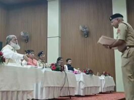 हाथ बांधे खड़ा रहा पुलिस कर्मचारी, आदेश की पालना न होने पर लताड़ लगाते गये मंत्री Kaithal News