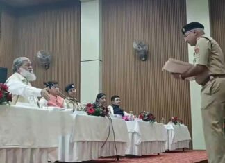 हाथ बांधे खड़ा रहा पुलिस कर्मचारी, आदेश की पालना न होने पर लताड़ लगाते गये मंत्री Kaithal News