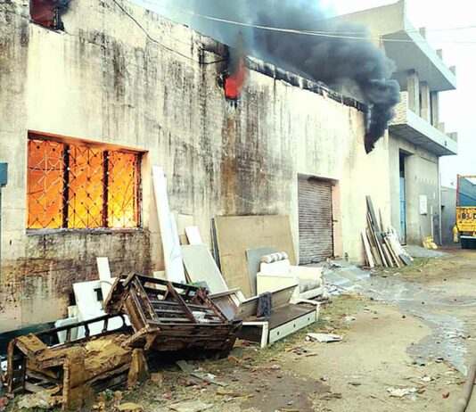Fire: नाभा में फर्नीचर के गोदाम में लगी भीषण आग, लाखों का नुकसान Nabha News