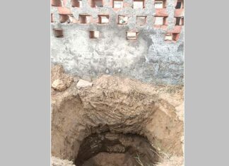 भाकरां में टूटी पाइपलाइन से 15 दिनों से बह रहा हजारों लीटर पानी व्यर्थ, भूमि कटाव से बना गहरा गड्ढा, दिवार गिरने का खतरा Sadulpur News