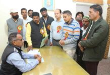 पराली से भरी ओवरलोड ट्रॉलियां बनी यातायात के लिए बड़ी बाधा Hanumangarh News