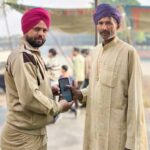 Honesty: उपकार कालोनी के सुखदीप इन्सां ने गुम हुआ मोबाइल असली मालिक को लौटाकर दिखाई ईमानदारी Sirsa News