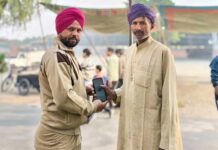 Honesty: उपकार कालोनी के सुखदीप इन्सां ने गुम हुआ मोबाइल असली मालिक को लौटाकर दिखाई ईमानदारी Sirsa News