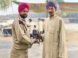 Honesty: उपकार कालोनी के सुखदीप इन्सां ने गुम हुआ मोबाइल असली मालिक को लौटाकर दिखाई ईमानदारी Sirsa News