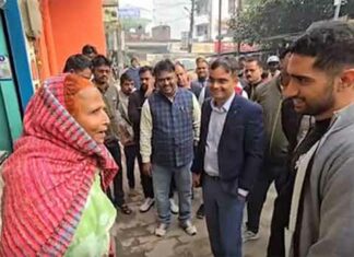 वोटर लिस्ट सुधार व कूड़ा कलेक्शन की जांच को घर-घर पहुंचे डीएम-कमिश्नर Varanasi News