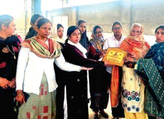 देहदानी-नेत्रदानी सुनीता बंसल इन्सां को भावपूर्ण श्रद्धांजलि, ब्लॉक कल्याण नगर ने किया परिजनों को स्मृति चिन्ह देकर सम्मानित Sirsa News