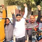 ग्राम पंचायत सचिवों ने ऑनलाइन हाजिरी का किया विरोध, हाथों में काली पट्टी बांधकर किया प्रदर्शन Bulandshahr News