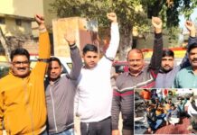 ग्राम पंचायत सचिवों ने ऑनलाइन हाजिरी का किया विरोध, हाथों में काली पट्टी बांधकर किया प्रदर्शन Bulandshahr News